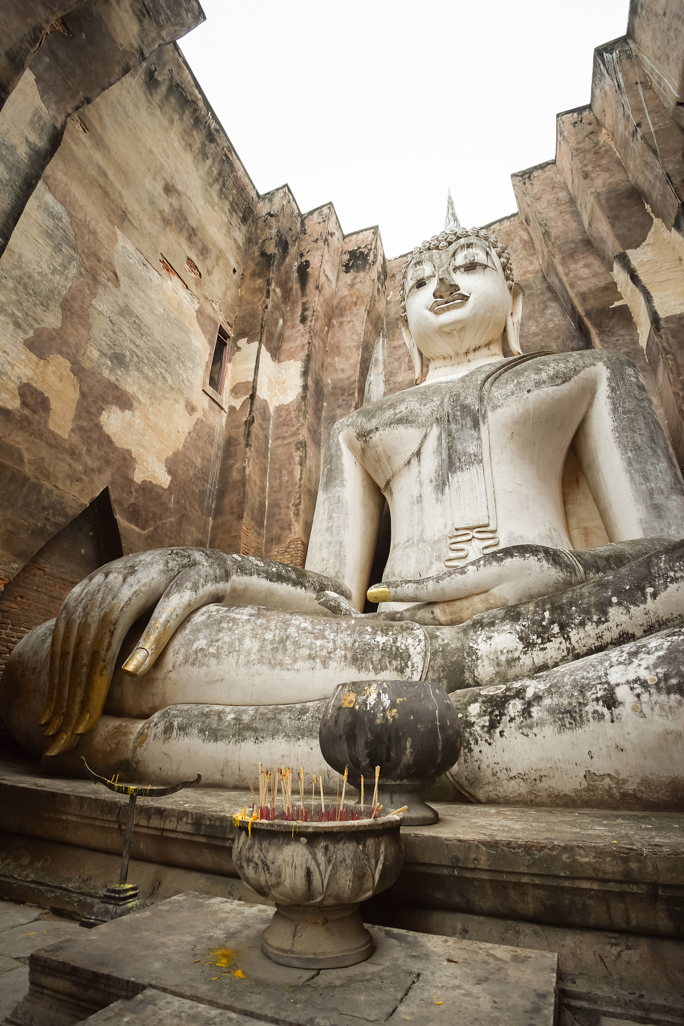 the big buddha phra achana in wat si chum