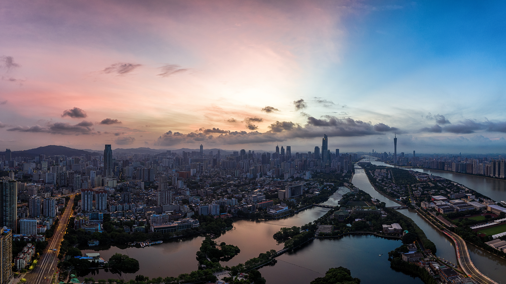 航拍视角下的广州城市天际线日出晨曦