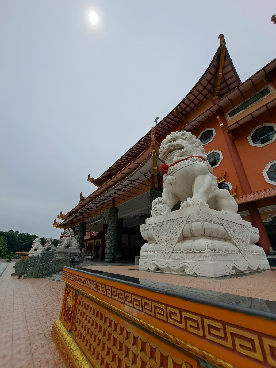 北苏门答腊棉兰高档住宅区内美丽的中国风格寺庙