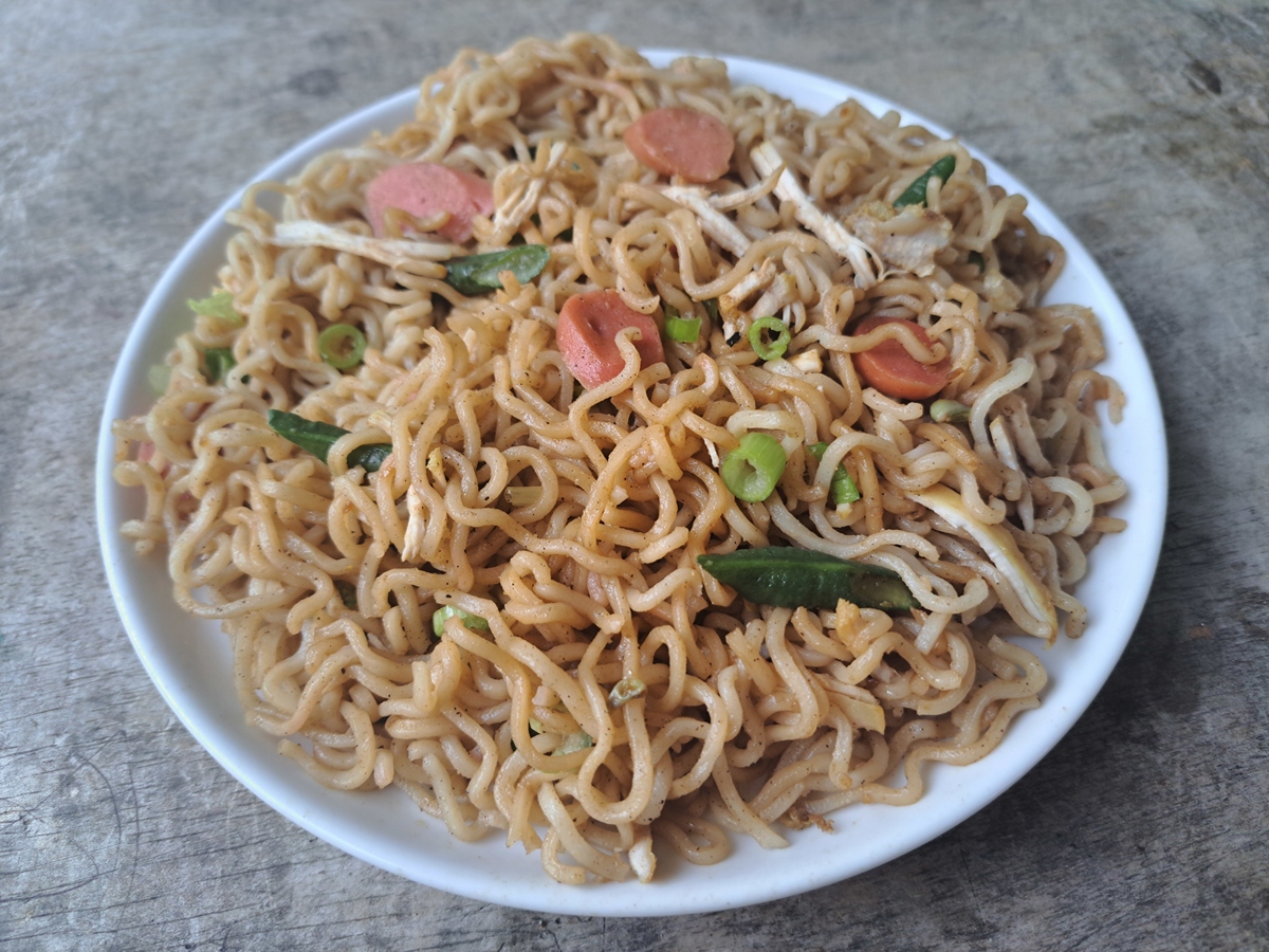 外卖豆角肉丝焖面好评：劲道面条，丰富配料，美味满足！