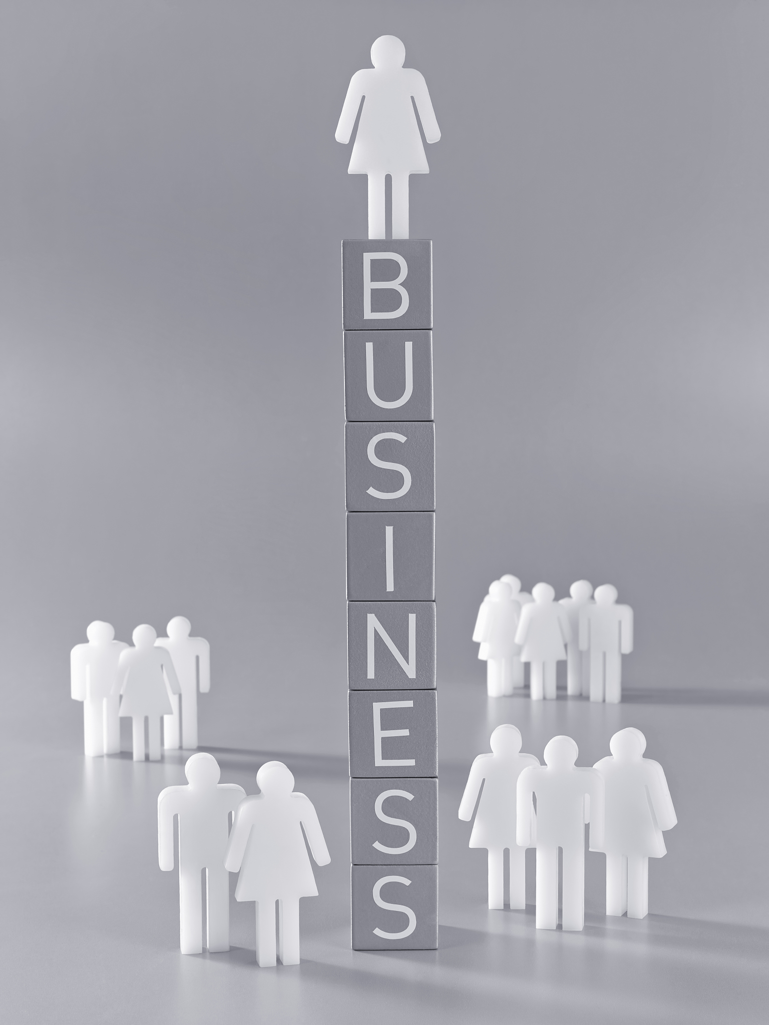 批改英语文章。Women in the workplace lack support and guidance from the same-sex senior Bosse and others 2012 pointed out that people tend to cooperate with people in the same category Due to the majority of