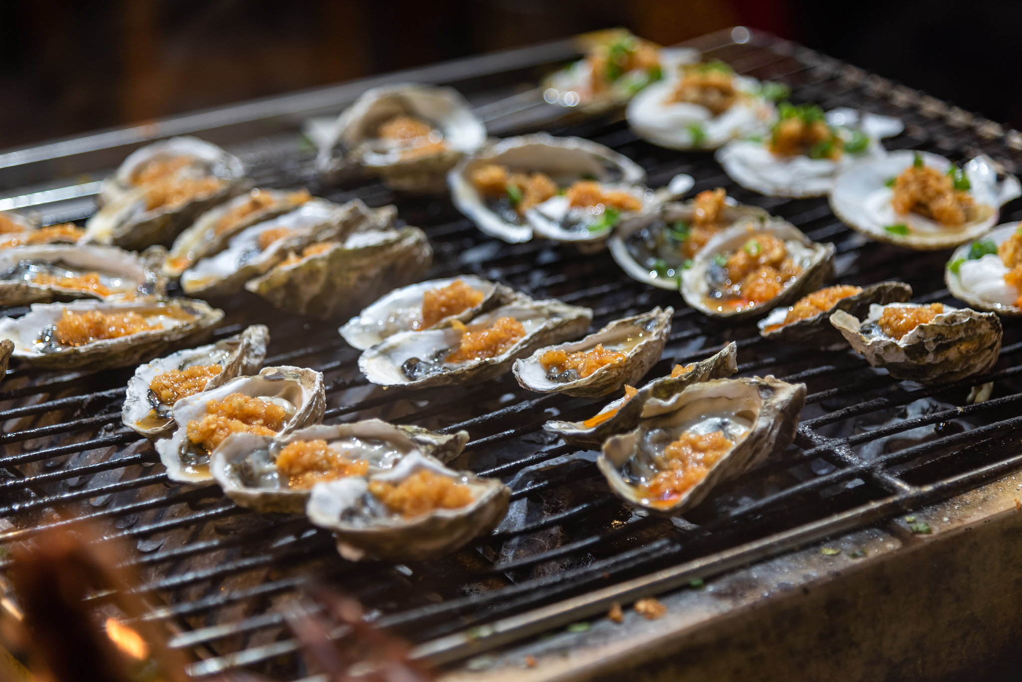 写一个 蚝太郎烧烤店的探店视频文案 以开场直奔主题再感想再菜单内容拍些特写再环境再拍一些期待或者特点再拍上菜再拍食物和你吃角度重点最后感想 的结构。注意里面有3段含有视频原声。