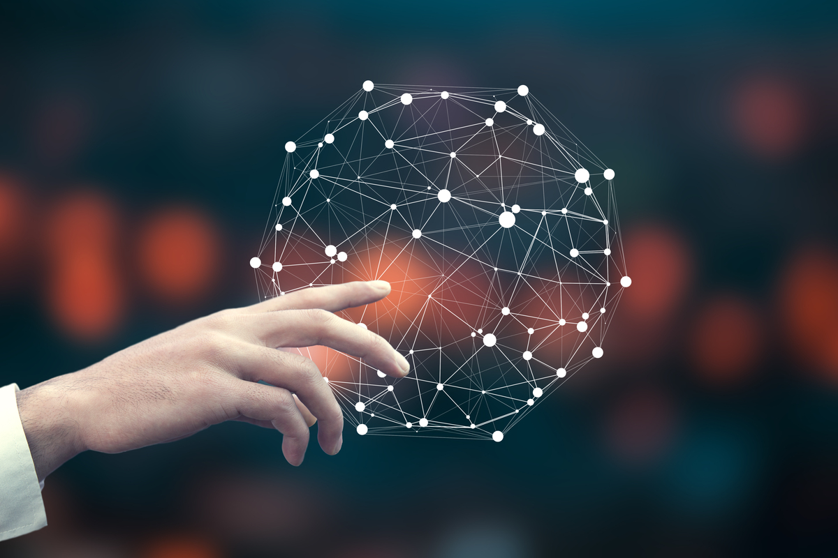 你现在身份是写作人员请对下段内容降重保持其原意不变：如何在信息共享和数据保护之间找到平衡是国际合作中亟待解决的问题。