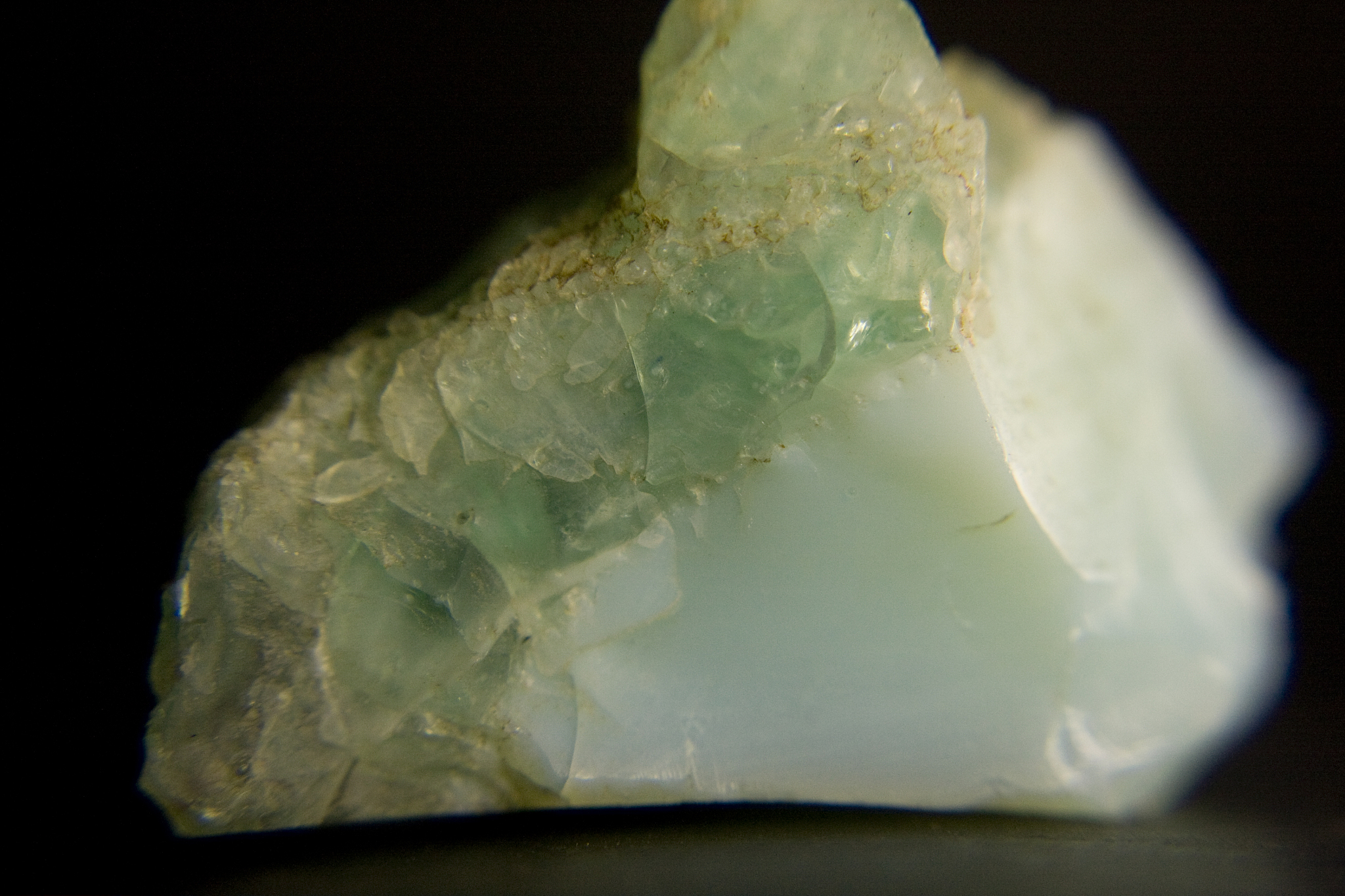 克拉法则克拉法则也称为克劳斯-蒂尔恩-克拉法规则或克劳斯法则是一个描述岩石中矿物形成的定律。该定律由地质学家弗朗茨·克劳斯于1861年首次提出后来被奥地利矿物学家维克托·蒂尔恩和德国矿物学家弗里德里希·克拉法进一步发展和完善。克拉法则指出在同一温度和压力下矿物在形成时的化学成分和比例是固定的并且较晚形成的矿物会包含较早形成矿物的化学成分。换句话说如果两种矿物A和B在同一温度和压力下形成那么B中的化