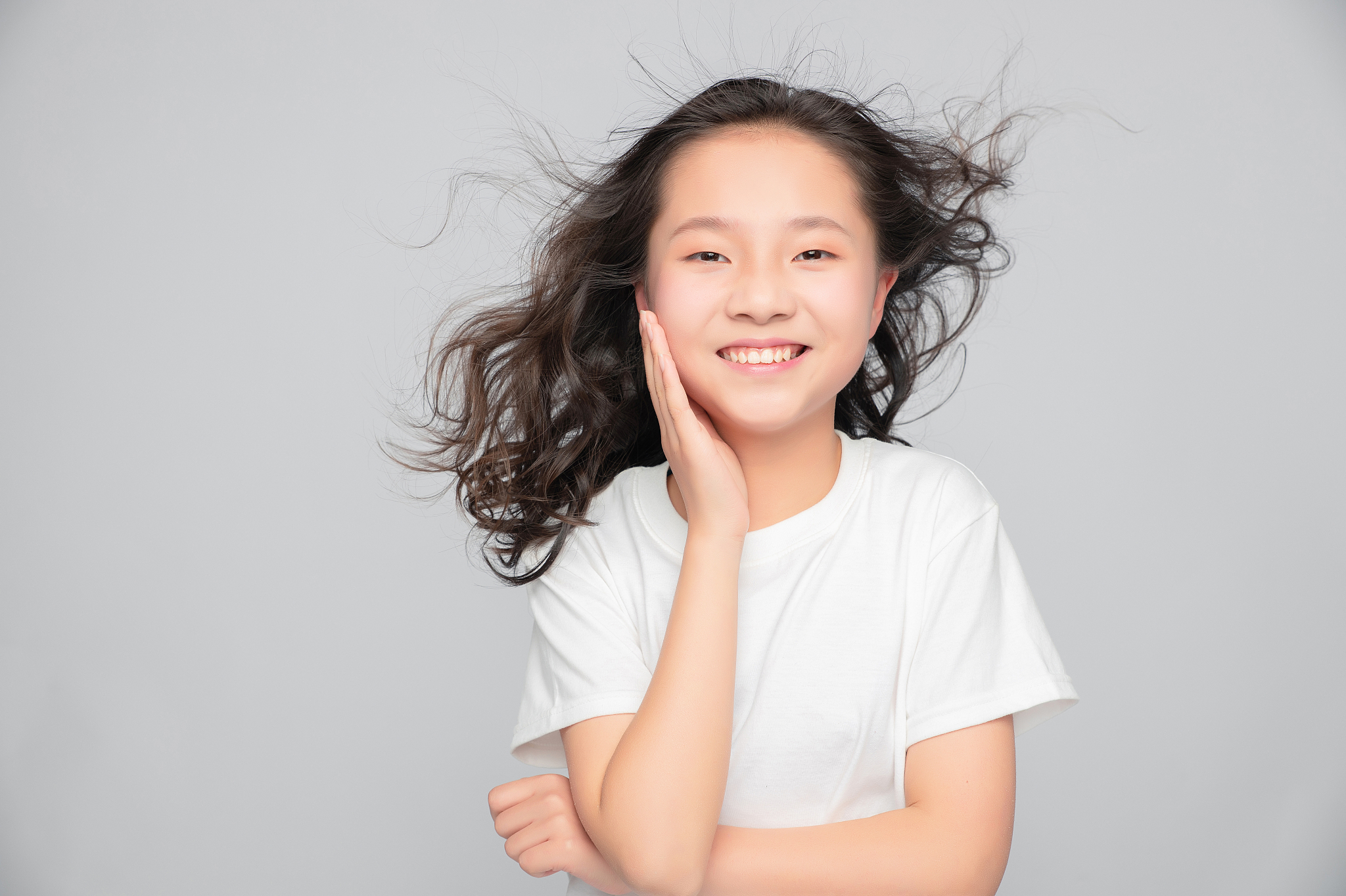 灰色背景里的亚洲小学女生