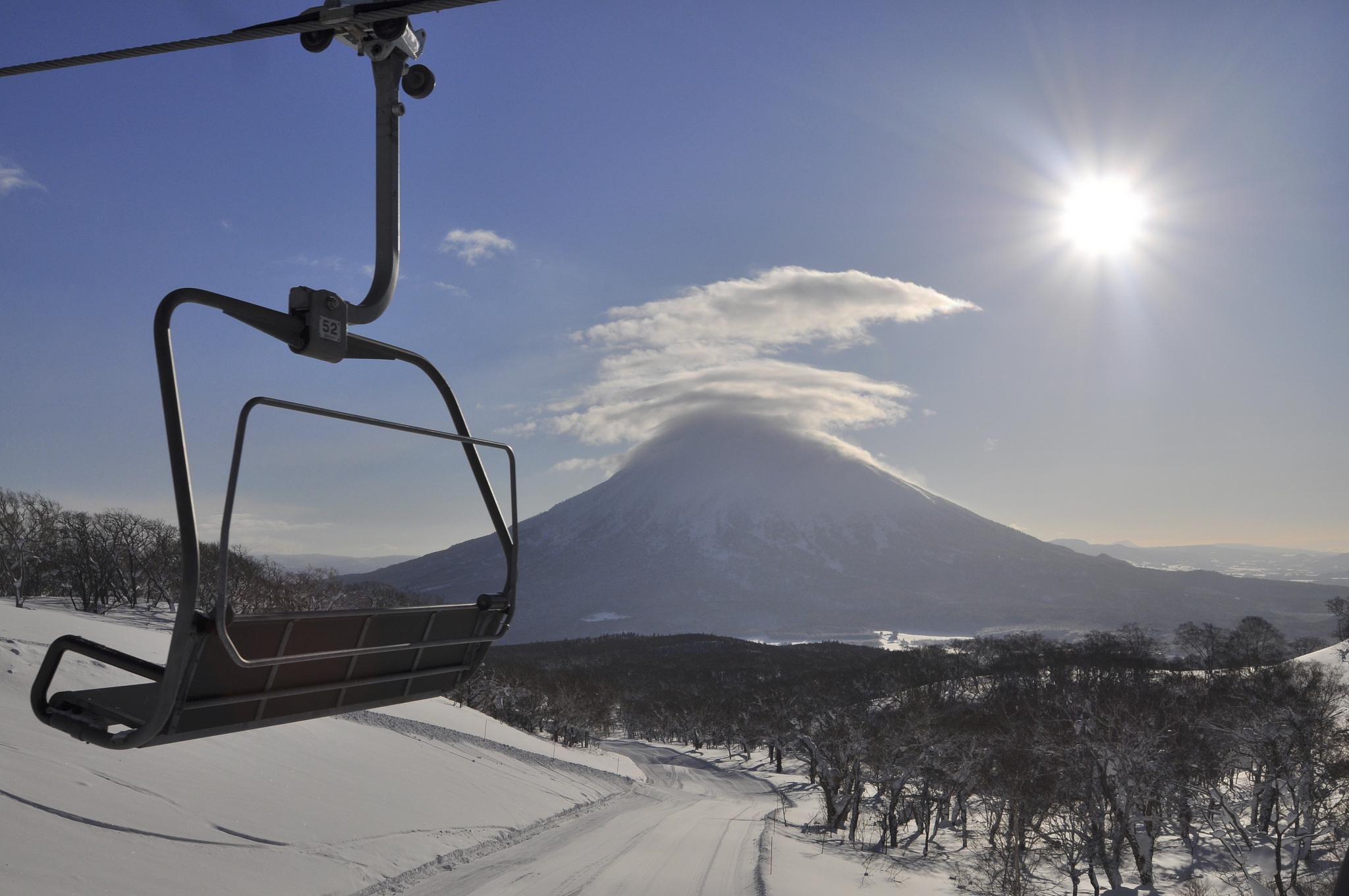 請計劃一個在4月中在北海道為期8天的滑雪旅行.
