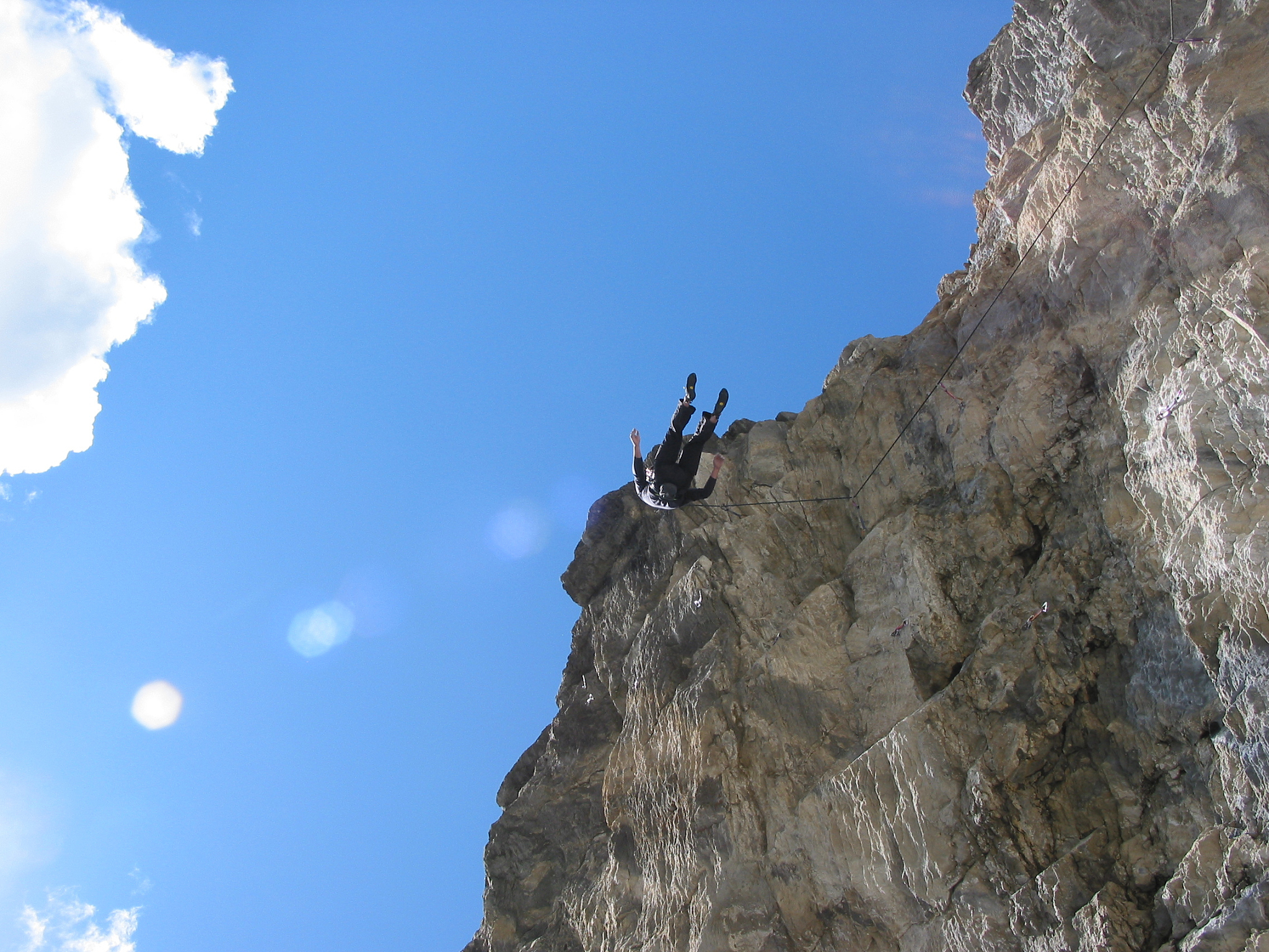 挑战自我：户外探险如何培养勇气和毅力