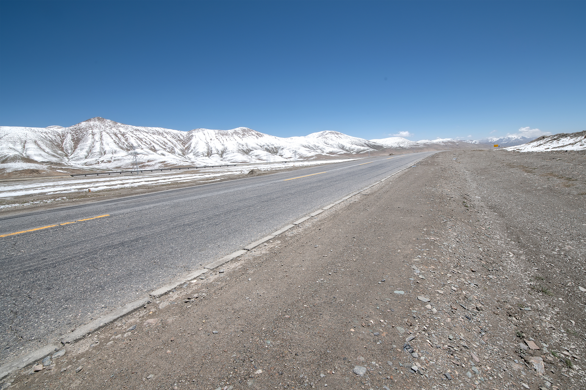 dirt road along qinghai-tibet highway