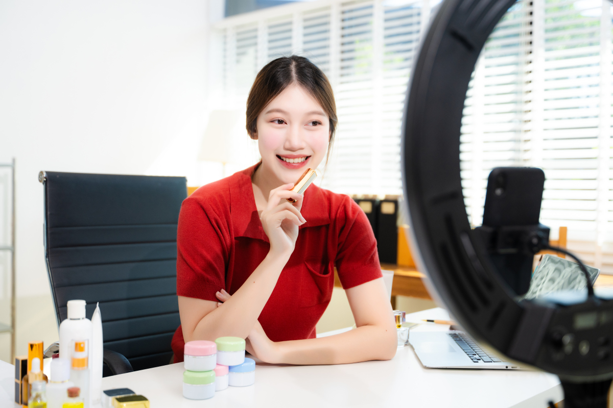 社交媒体网红营销.一位微笑的亚洲美女博主在家中办公