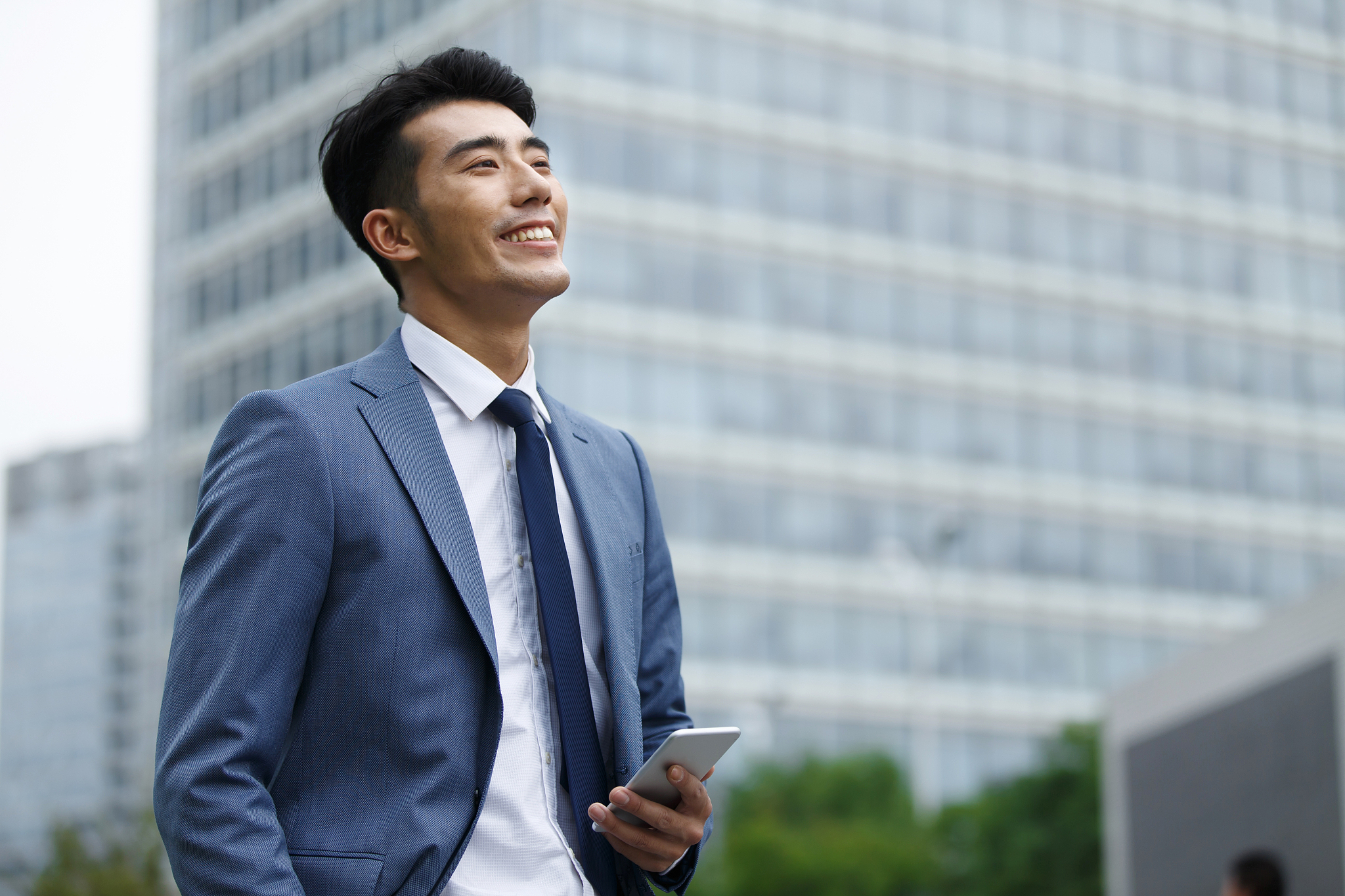 商务青年男人在户外