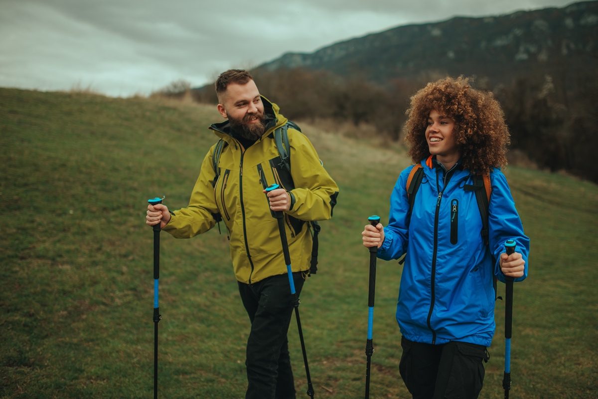 新手短途徒步，有必要穿冲锋衣吗？户外服饰选购指南