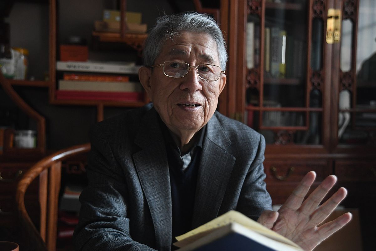 2020年12月3日,在沈阳王贺良书法工作室接受采访的书法家王贺良.