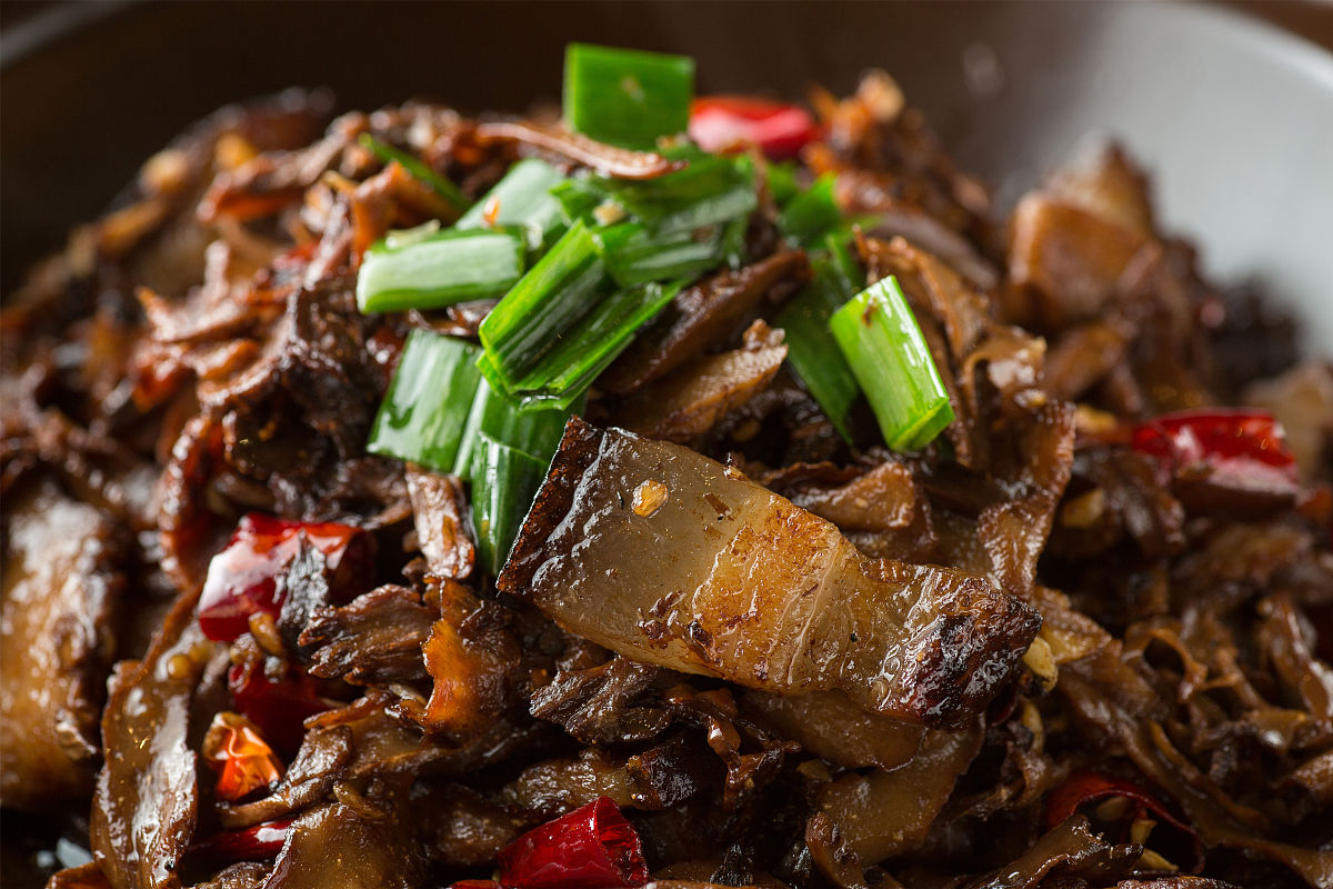湖南特色美食：牛肉套皮，酱香浓郁口感嫩滑