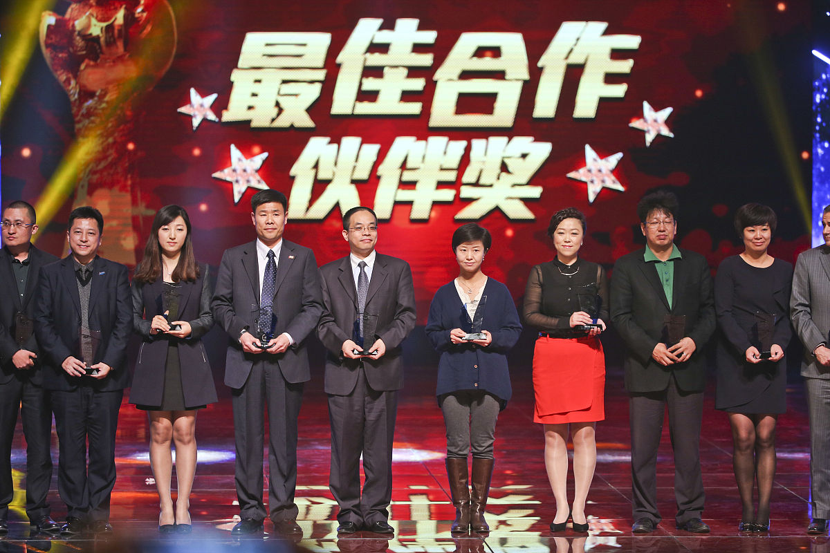 颁奖典礼主持稿：流程及嘉宾致辞