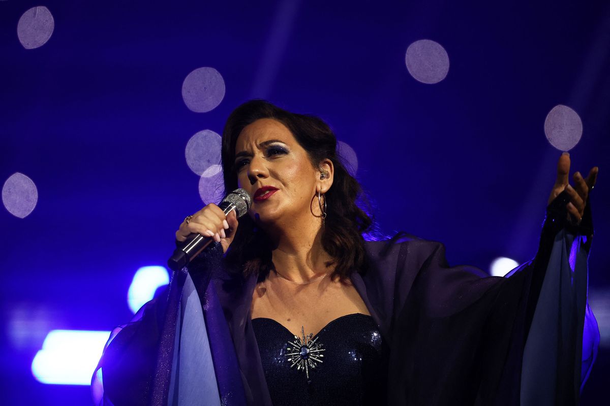 请用中文对后面网站内容生成总结不要少于10个句子 httpswwwbillboardcommusicawardsshania-twain-equal-pay-megan-thee-stallion-cmt-music-awards-1235296939