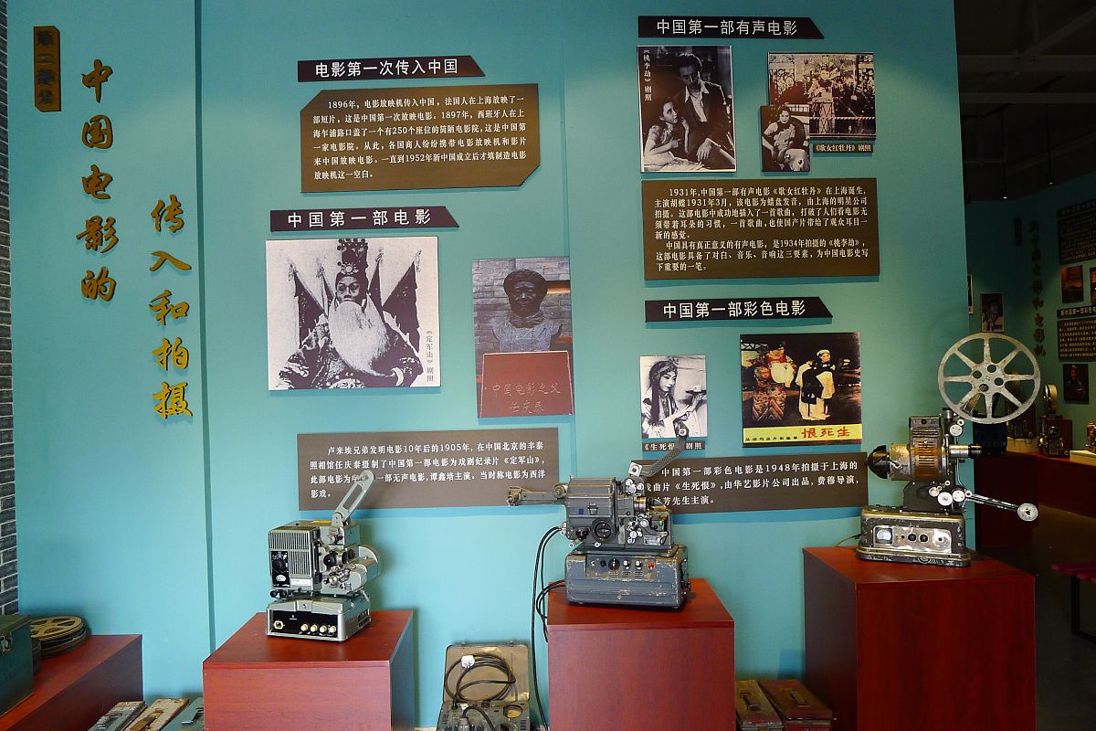 帮我写一段福尔摩斯类的小说