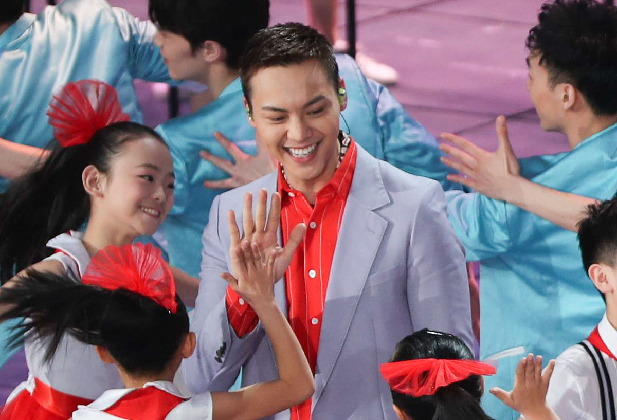 多少汗粒 平凡却从不渺小用暖心微笑 为追梦的人叫好为你解忧为你赋能 我敞开怀抱让我们将心连成 通往梦想的桥多少身影 全力将梦想赶超用幸福微笑 点赞极限的最好为你抱团助你前行 我助你登高梦的纽带让我们 向着未来一起奔跑根据以上内容为节目歌舞快递《荣耀同行》写一个不少于300字的评论