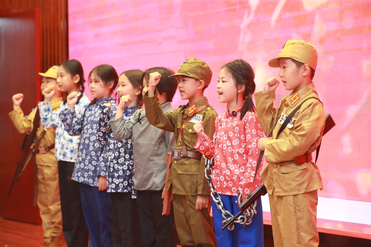 津津上初中了。妈妈认为津津应该更加用功学习所以津津除了上学之外还要参加妈妈为她报名的各科复习班。另外每周妈妈还会送她去学习朗诵、舞蹈和钢琴。但是津津如果一天上课超过八个小时就会不高兴而且上得越久就会越不高兴。假设津津不会因为其它事不高兴并且她的不高兴不会持续到第二天。请你帮忙检查一下津津下周的日程安排看看下周她会不会不高兴；如果会的话哪天最不高兴。