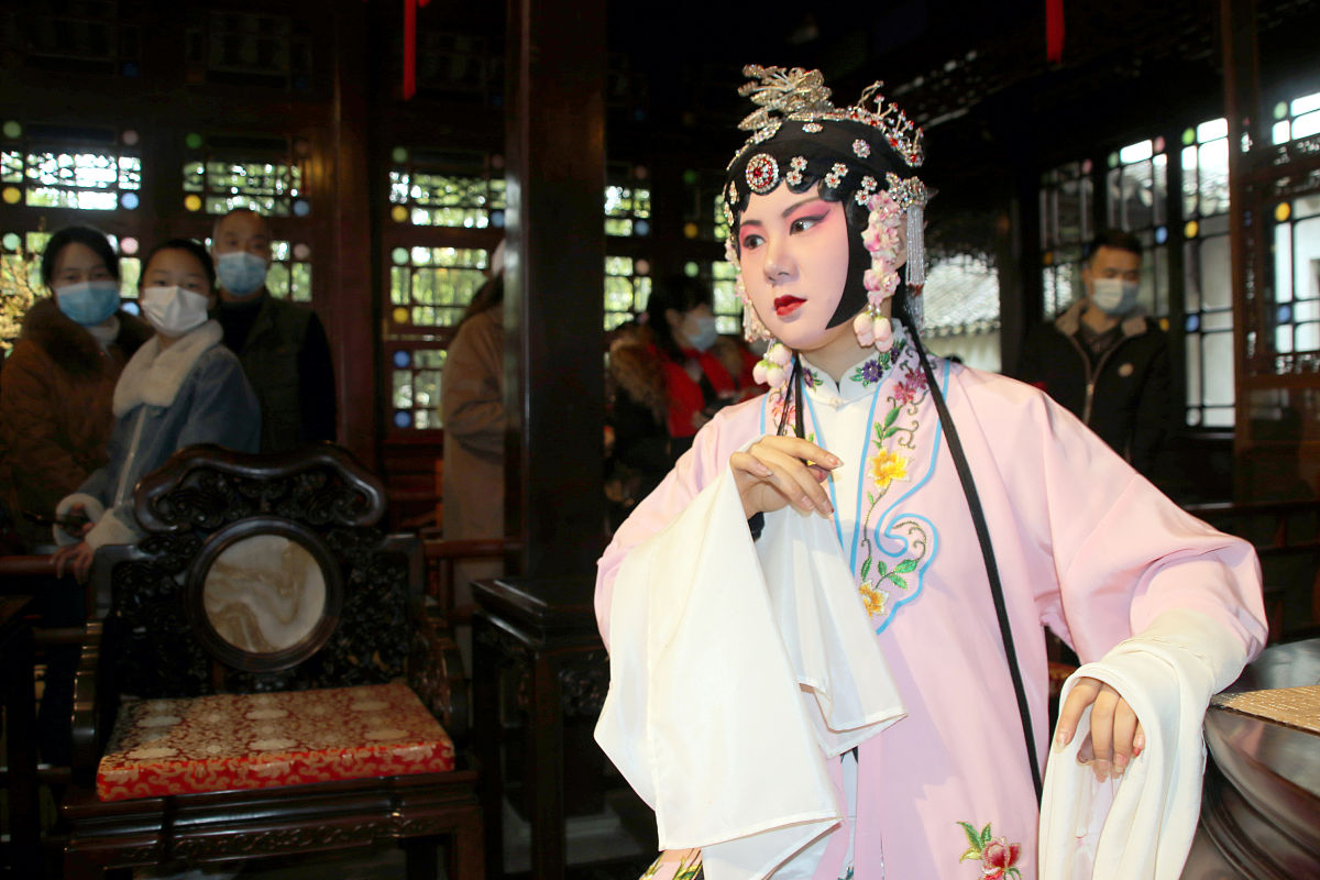 2021年2月14日,演员在苏州古典园林狮子林为游人表演昆曲《牡丹亭·游