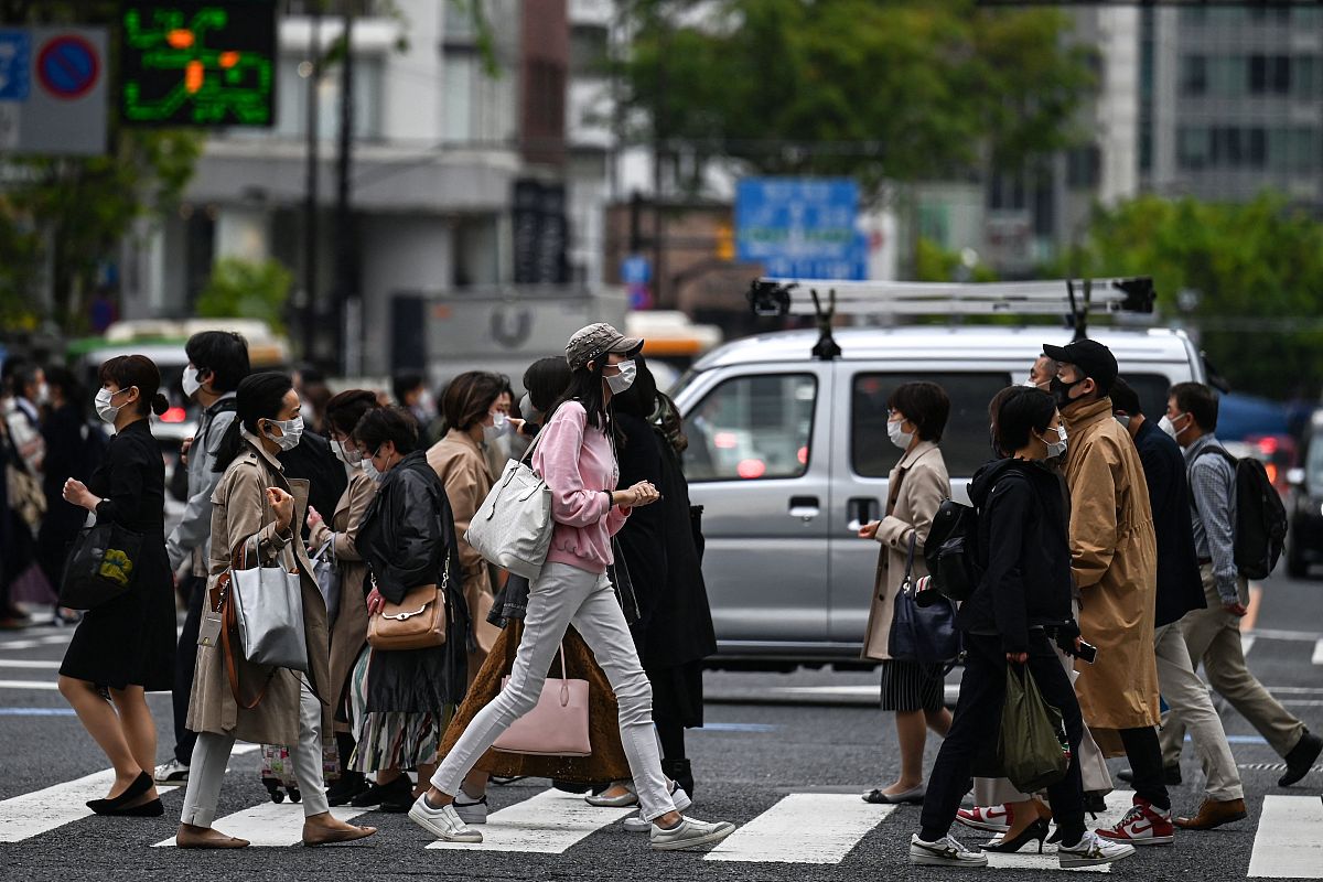 当地时间2021年4月9日,日本东京,民众戴口罩出行.世界卫生组织官网最