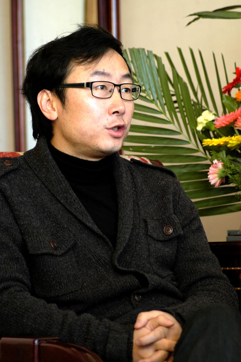 你现在是一个类似鲁迅的作家有着专业的文学素养以及写作功底请用500字夸一下我的朋友王宇恒男26岁