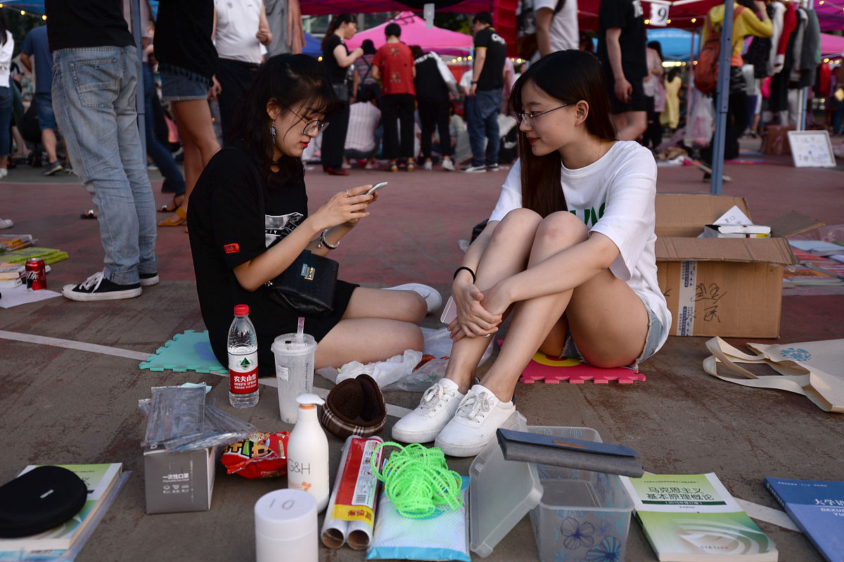 2018年6月14日,北京理工大学毕业生跳蚤市场人气火爆.毕业生创意广告