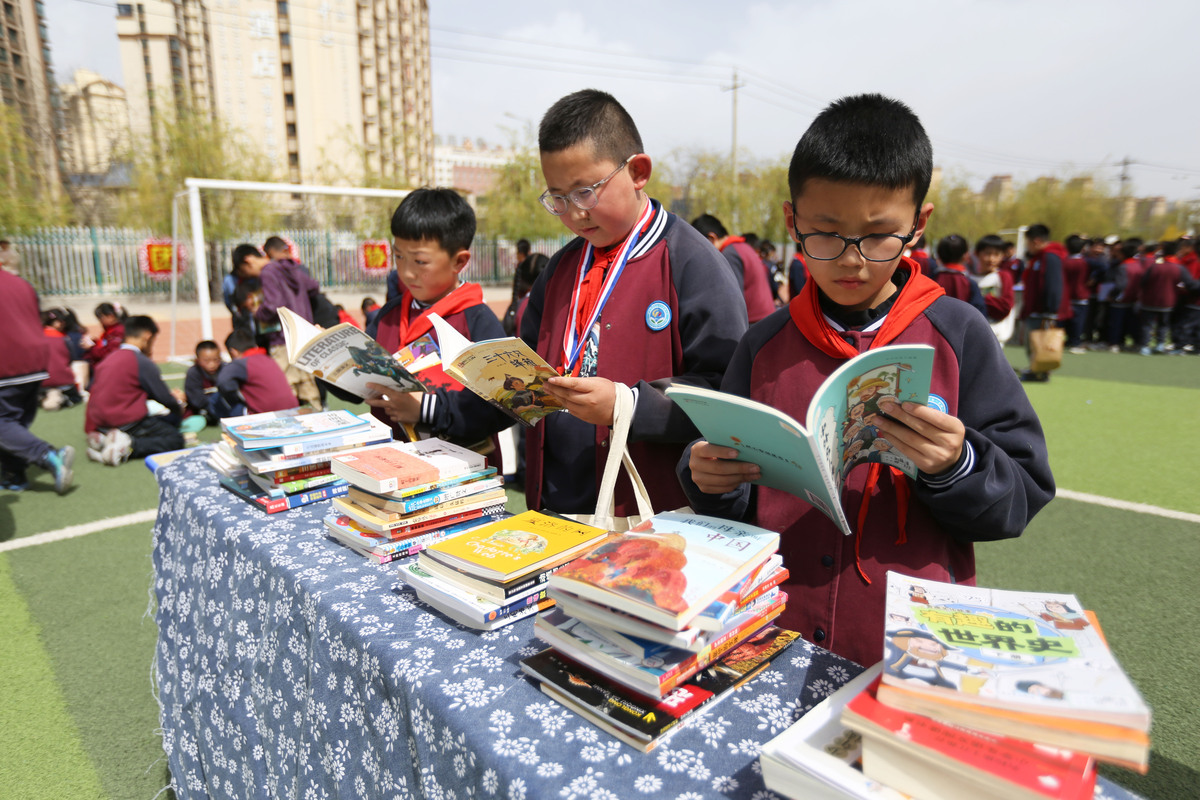 2026年4月23日,甘肃定西,安定区第一实验小学的学生在