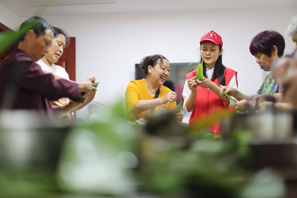 24小时陪护的护工夫妻他们如何找到时间出去郊游？
