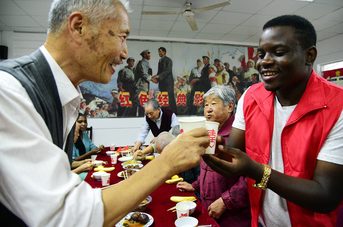 与长辈聚餐敬酒词：表达感激和祝福