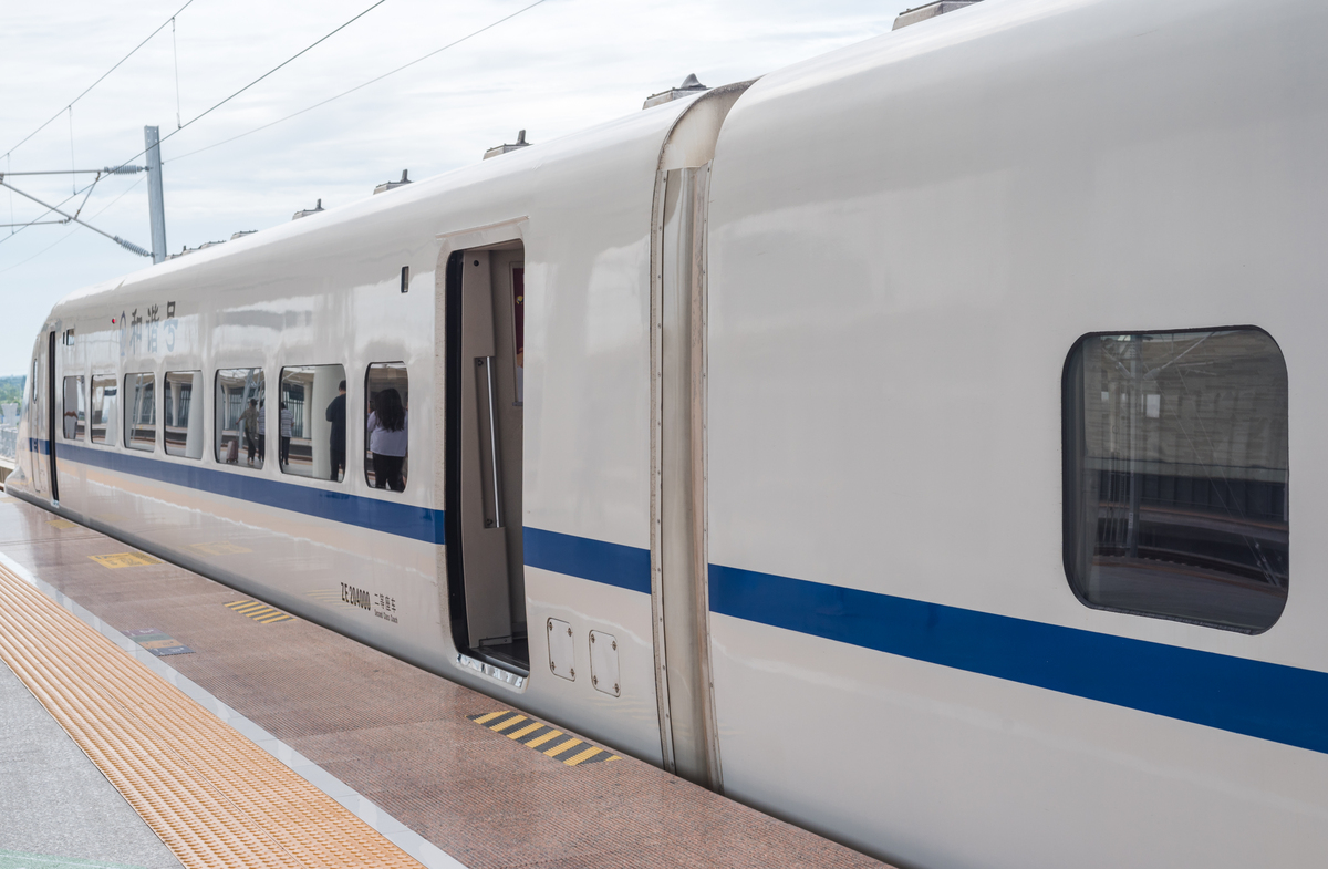 高铁展现的是中国速度绿皮车体现的是中国温度以此为基础结合中国人权写一篇3000字文章