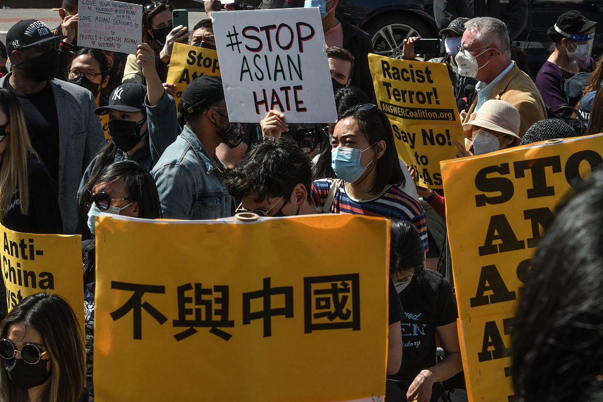 please translate the following English words to Chinese 1 Former President Donald Trump has been arraigned on criminal charges related to his actions during the January 6 insurrection at the US Capito