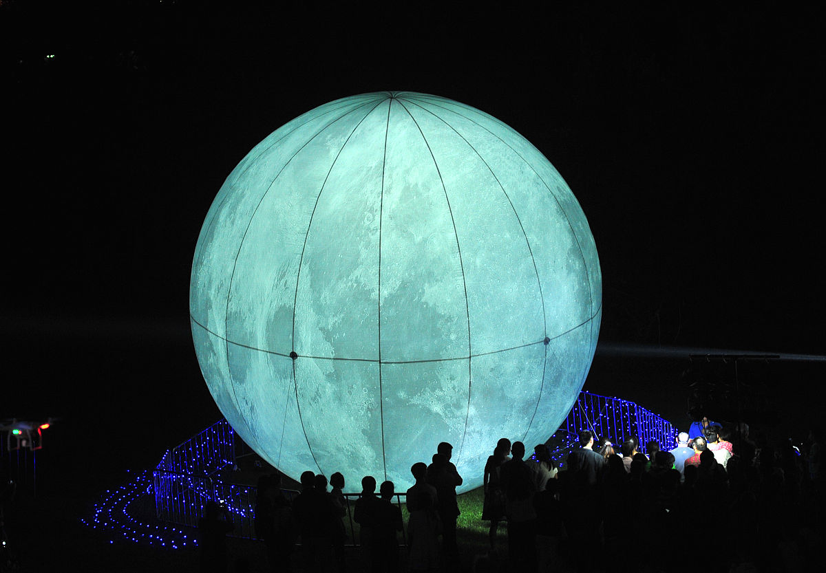 2015年9月26日,成都,在城北某楼盘冒出两个超级大"月亮","人造月亮是