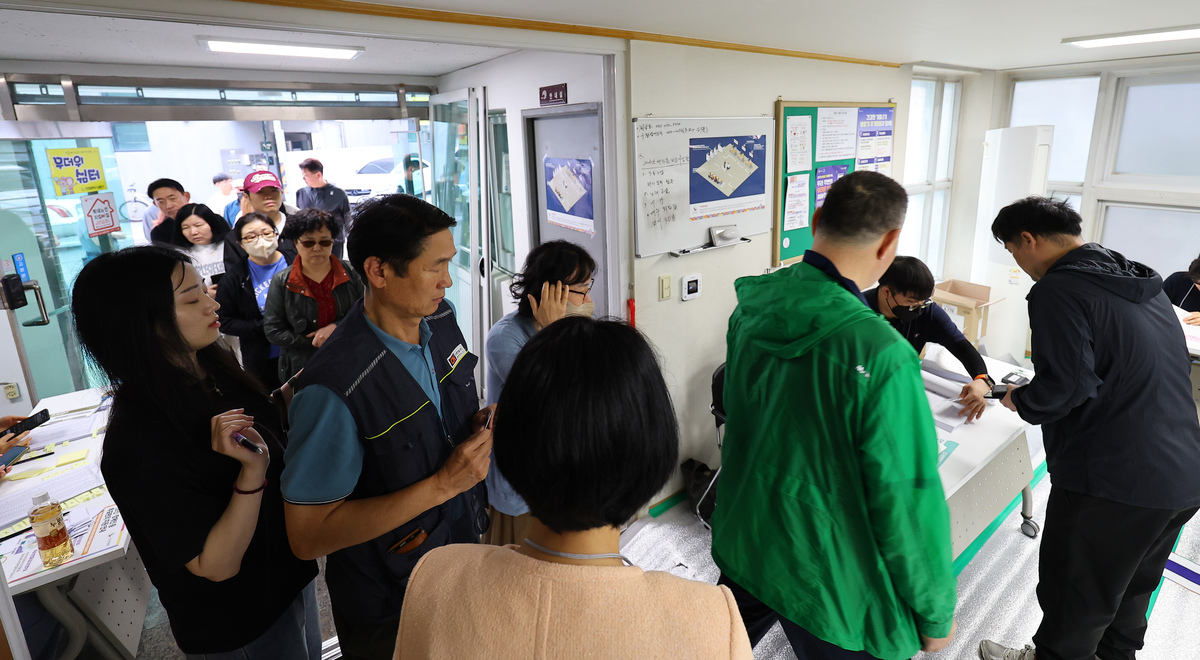 二现场带教增强培训实效根据年度监管工作计划科室在进行药品零售企业新办、变更、换证等许可事项的现场检查时一并进行市场所监管干部的带教工作。帮我扩充到300字。