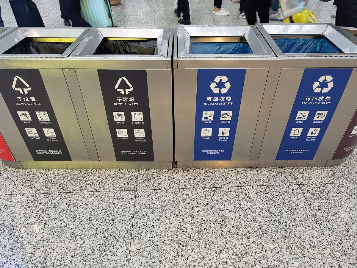 我国传统的垃圾消纳倾倒方式是一种污染物转移方式。由于现有的垃圾处理场数量和规模远远不能适应城市垃圾增长的要求大部分垃圾仍呈露天集中堆放状态对环境即时的和潜在的危害很大污染事故频出问题日趋严重。主要表现为以下几点1、污染大气。城市生活垃圾中有50- 60的易腐性有机物它们能在短短的数小时之内自行降解同时散发出硫化氢、氨、苯、丙酮等多种令人厌恶的臭味这在集中堆放垃圾的垃圾处置场周围更为明显。2、污染水