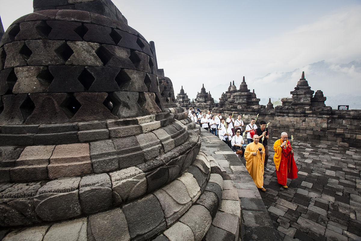 当地时间2015年6月2日,印度尼西亚马格朗市,僧侣在borobudur庙祈祷,庆
