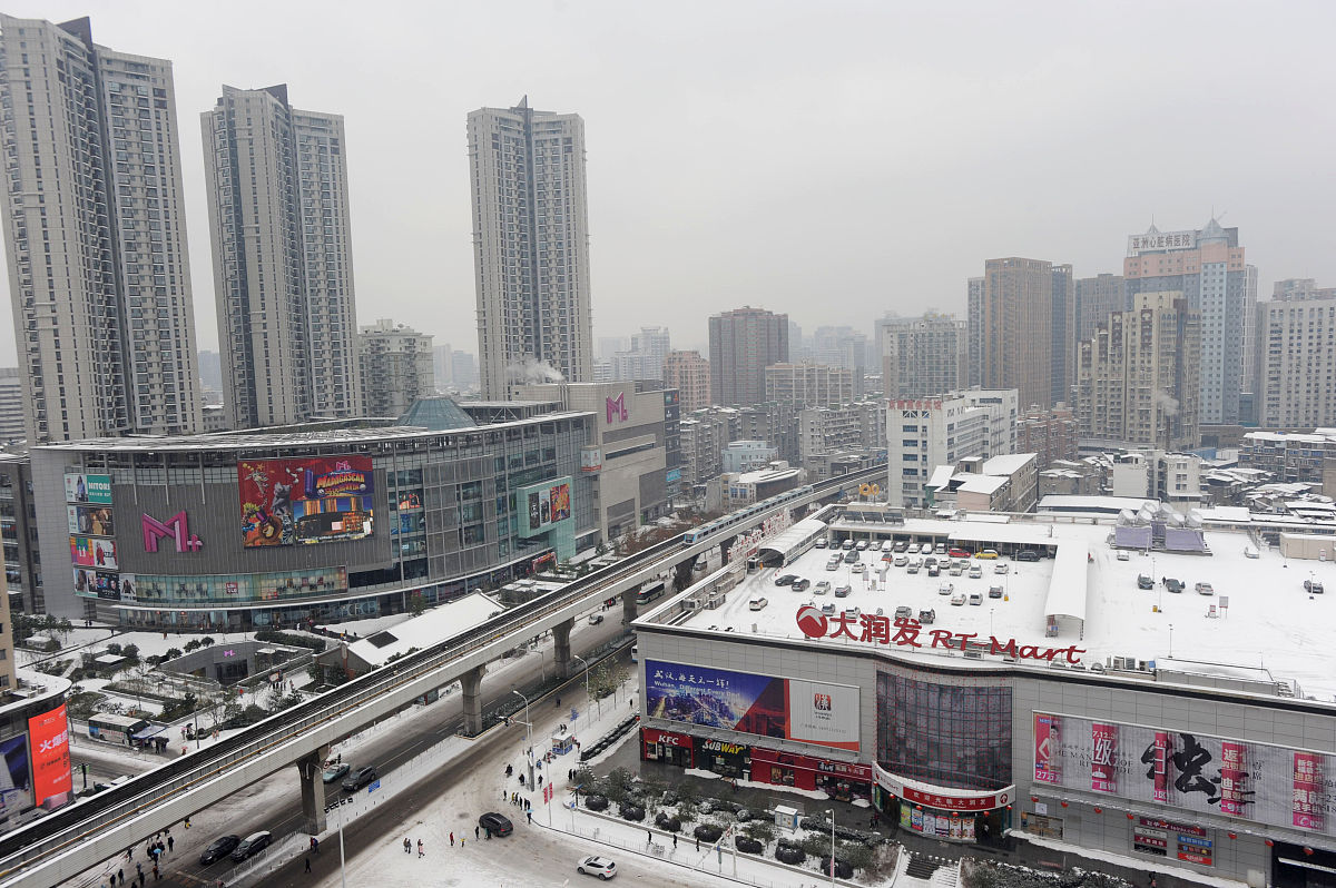2018年1月27日,武汉轨道交通列车在大雪中平稳运行.