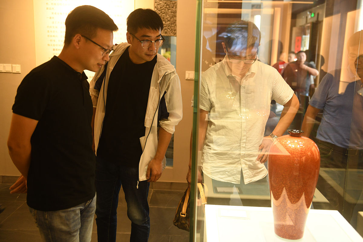 2020年8月7日,在安徽省黄山市屯溪区黎阳in巷内,游客观赏漆器展品.