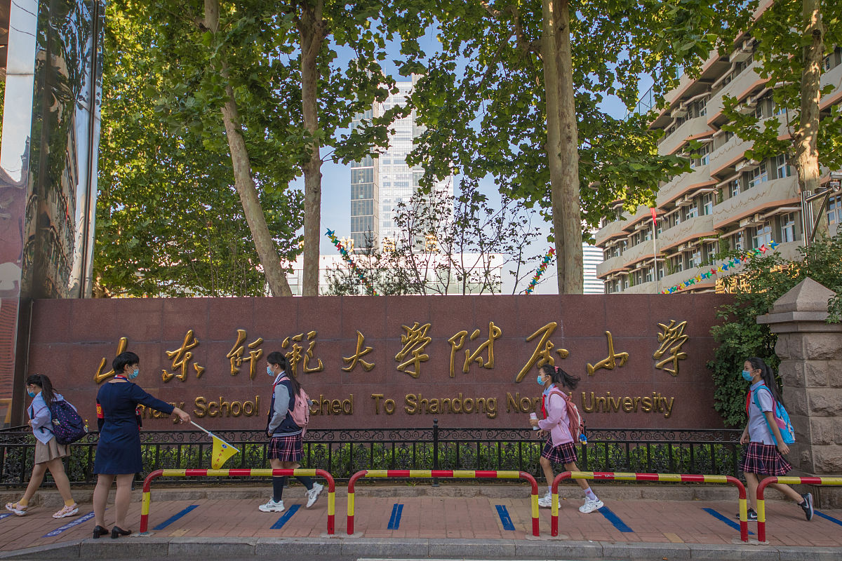 你充当一个写作文员我给你一段话你对这段话进行伪原创、润色改写降低与原文的相似度保持主要意思不变再进行一句话的简单扩写扩写加在原来的内容后面也就是放在同一个pp里面不要放在一个单独的pp里面并且保持html标签不变给你的内容如下：
 p学校狠抓常规管理深入推进素质教育促进学生的全面发展各项工作取得了可喜的成绩。学校先后被评为国家级示范性普通高中四川省阳光体育示范学校四川省一级示