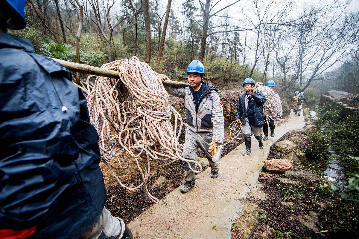 重庆铜梁侣俸镇遭遇暴雨袭击 供电人员冒雨保供电