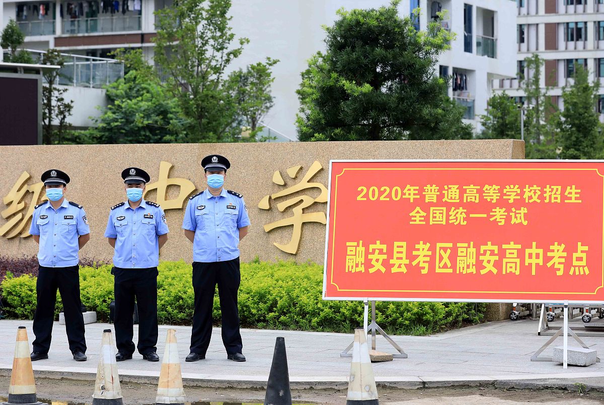 弘扬宪法精神 我宣誓：忠于中华人民共和国宪法维护宪法权威履行法定职责忠于祖国、忠于人民恪尽职守、廉洁奉公接受人民监督为建设富强民主文明和谐美丽的社会主义现代化强国努力奋斗！3月10日上午全票当选中华人民共和国主席、中华人民共和国中央军事委员会主席的习近平总书记左手抚按宪法右手举拳宣读誓词铿锵有力的誓言充分体现出宪法的庄重严肃。 奉法者强则国强奉法者弱则国弱。一个国家的繁荣进步离不开健全的法律法