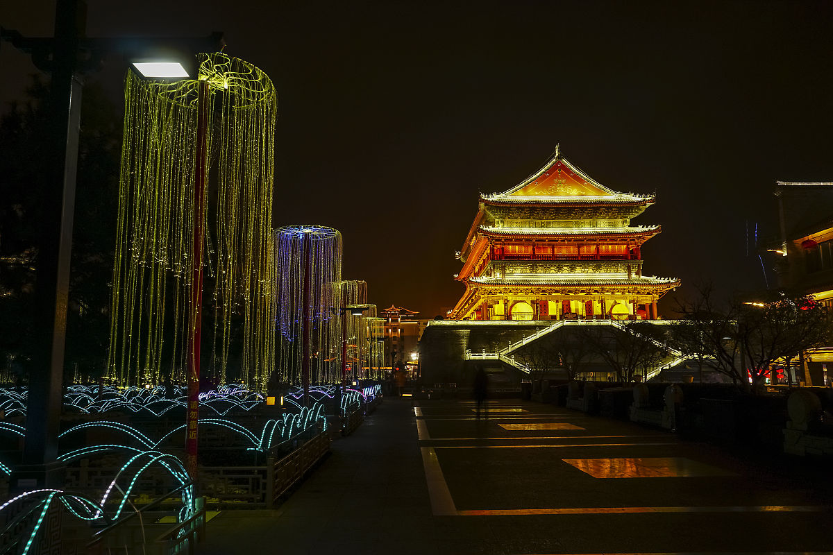 2019年2月21日,西安,正值春节,大街小巷都挂上了led灯,形成了一片五彩