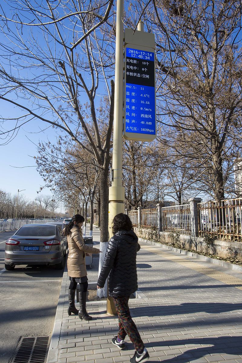 2016年12月14日,北京,市民在学习复合型灯杆使用方法.