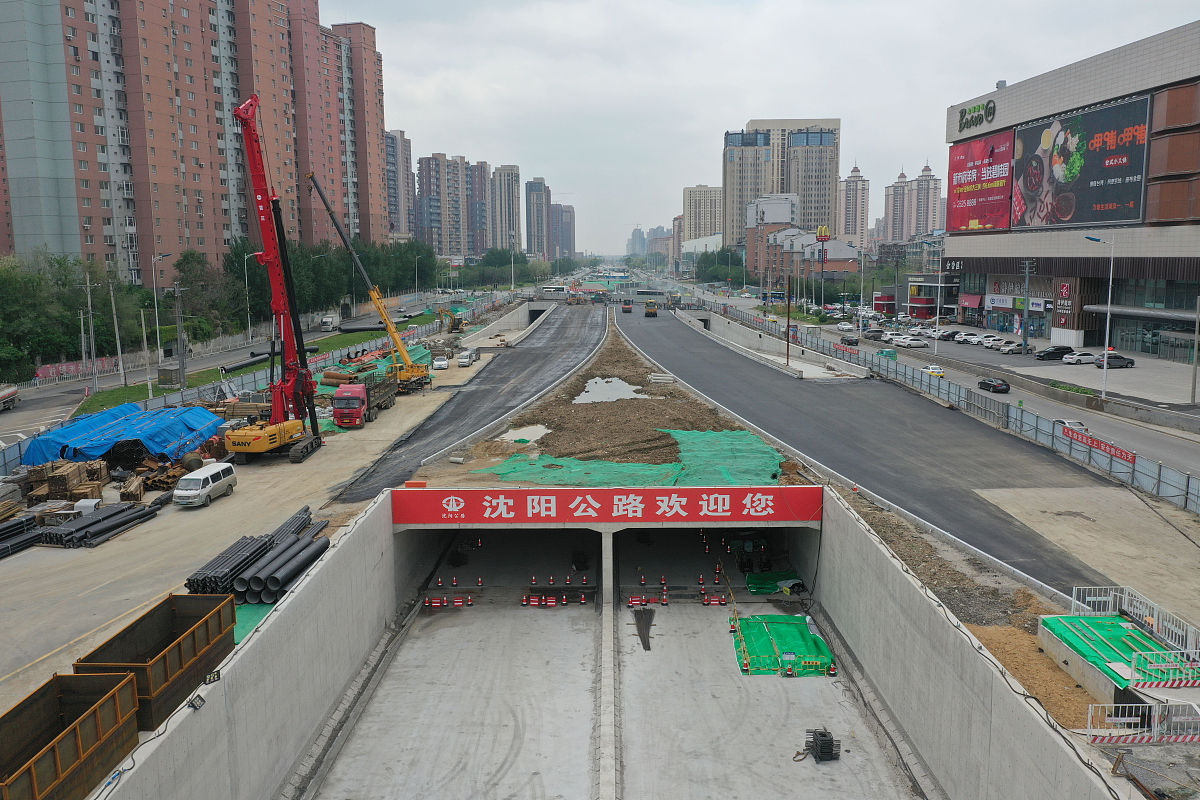 随着中国城市化进程的加快发展，城市道路交通也进入快速发展时期。城市快速路作为城市道路交通的重要组成部分，其安全施工状态也越来越受到人们的重点关注。城市快速路工程施工工艺复杂、