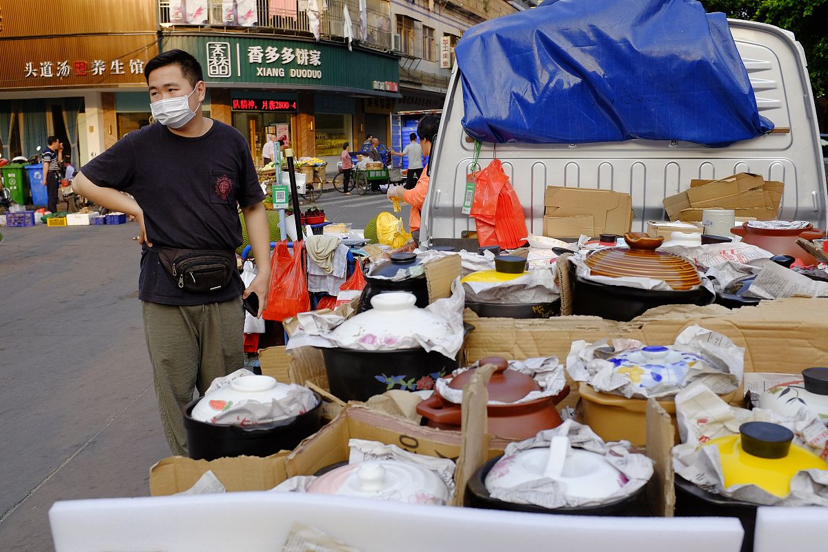 地摊经济：模式、特点、影响及管理