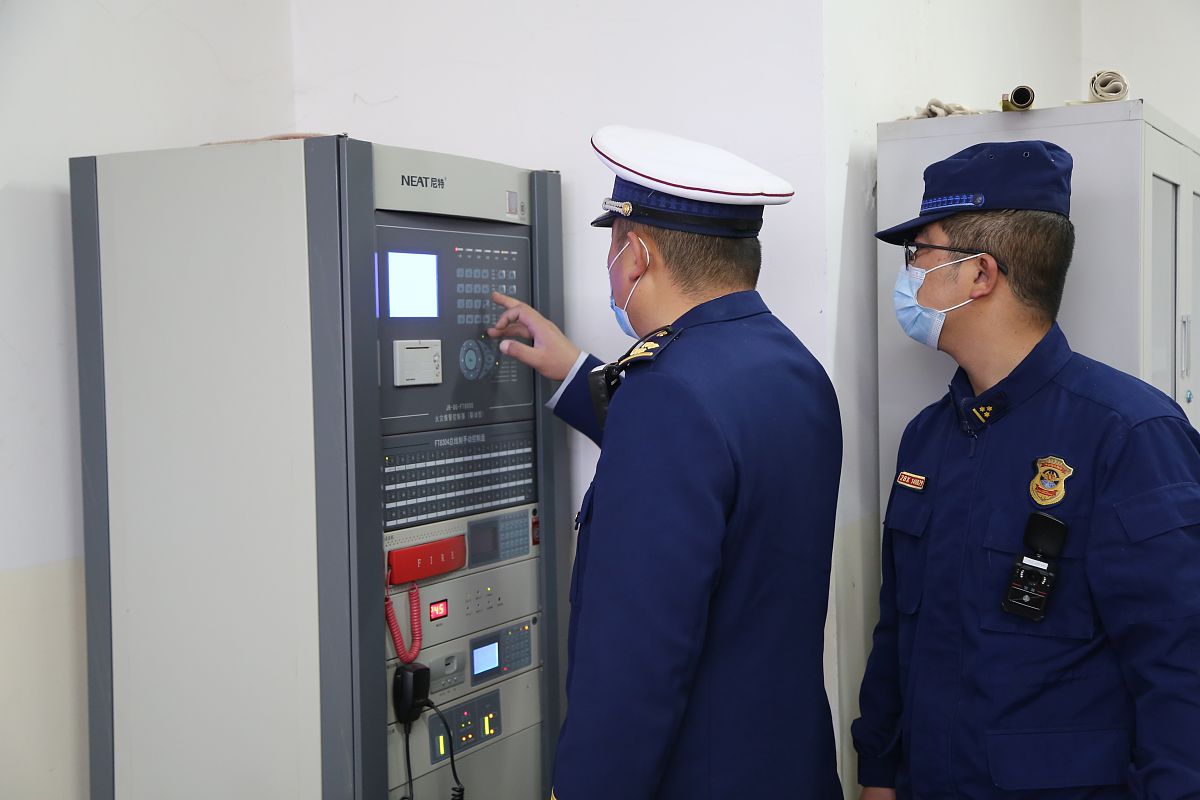 师生同心，火海逆行：大火中展现的人性光辉