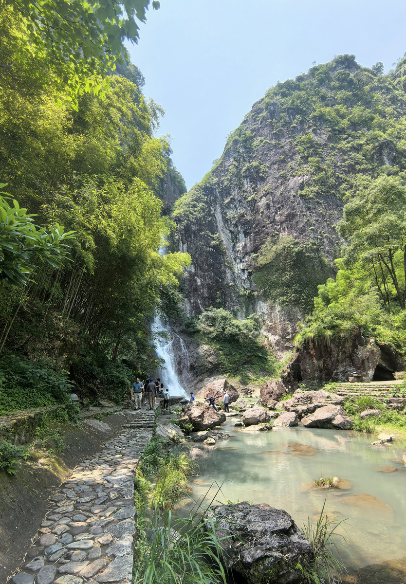 云江风韵温州有许多风景名胜。请你为大家介绍寨寮溪按照游览顺序将这个地方介绍清楚印象深刻的景物要作为重点来写突出景物特点题目自拟不少于350 字。