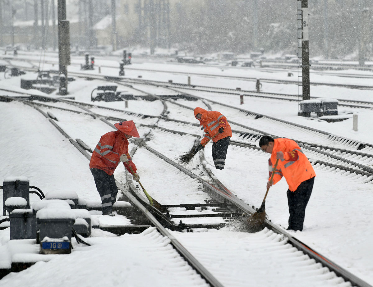 检查书写错误用词不当等：自1964年世界上第一条高速铁路新干线诞生以来由于其载客量高耗时少安全性高正点率高乘坐舒适和能耗低等优点高铁正式迈入蓬勃发展的阶段高速列车因此成为了各国学者研究的热门领域。然而在高速列车的众多研究方向中高寒环境下的列车转向架积雪防治问题却一直备受关注。为避免转向架积雪对列车正常运行带来隐患 许多国家采用转向架上局部防治措施1主要有：挪威在BM71列车的一系悬挂装置和电缆上安