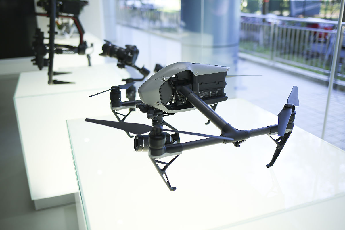 无人机续航时间延长方法与系统：自动化电池交换技术