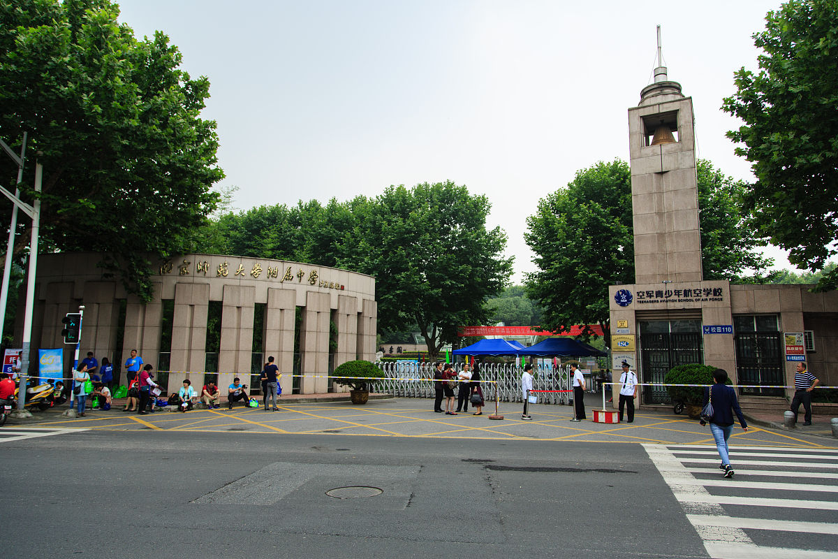 2016年6月7日,南京,学生们正在紧张考试,场外安安静静,几乎空空荡荡,