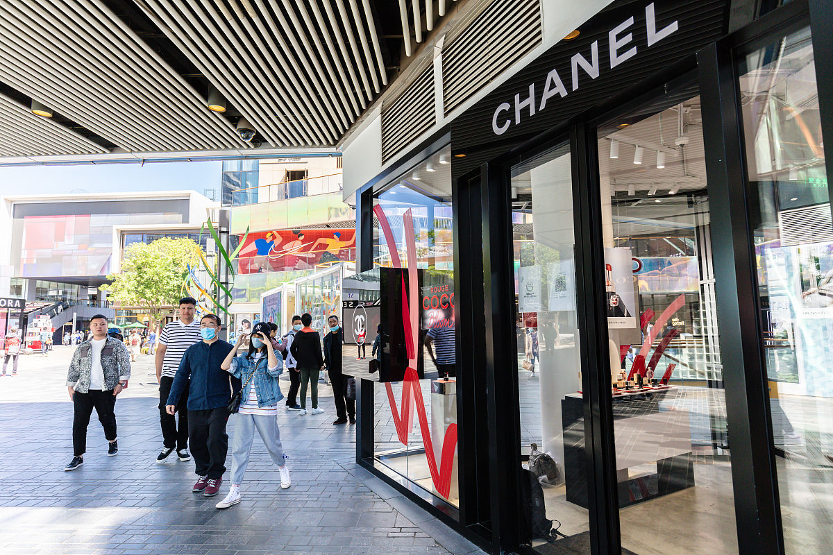 香奈儿T恤引爆时尚圈：一件4500美元的“简单”T恤为何比Prada 1000美元背心更受欢迎？